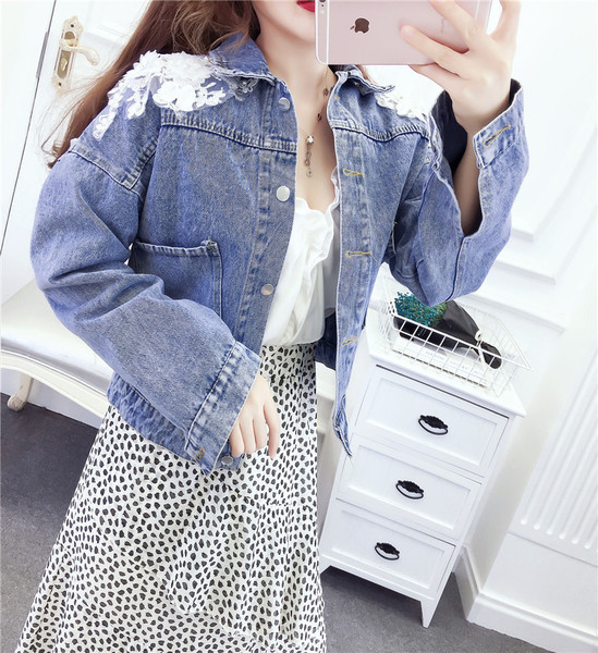 Rövid farmerdzseki kék színben és 3D elemmel