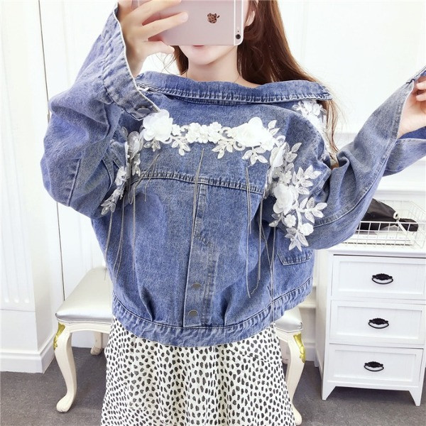 Rövid farmerdzseki kék színben és 3D elemmel