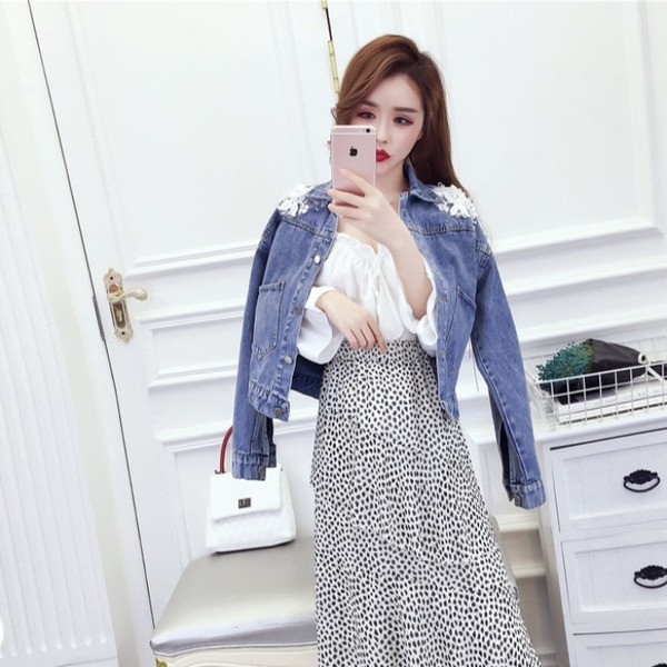 Rövid farmerdzseki kék színben és 3D elemmel