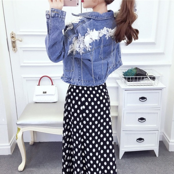 Rövid farmerdzseki kék színben és 3D elemmel