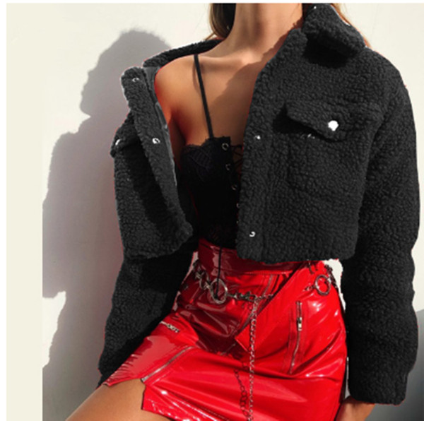 Νέο μοντέλο μοντέρνο γυναικείο  κοντό μπουφάν με κολάρο και τσέπες σε λευκό και μαύρο χρώμα