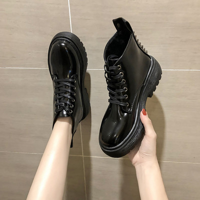 Κορυφαίες γυναικείες μπότες με ανθεκτική σόλα και μεταλλικά στοιχεία σε μαύρο χρώμα