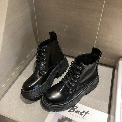 Κορυφαίες γυναικείες μπότες με ανθεκτική σόλα και μεταλλικά στοιχεία σε μαύρο χρώμα