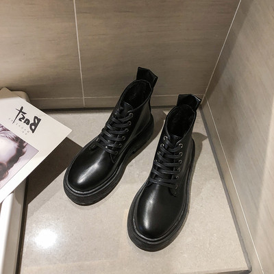 Κορυφαίες γυναικείες μπότες με ανθεκτική σόλα και μεταλλικά στοιχεία σε μαύρο χρώμα