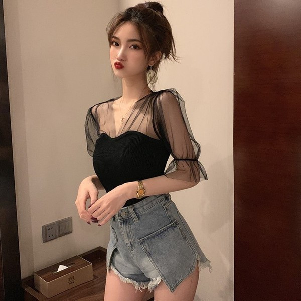 Μοντέρνα γυναικεία μπλούζα με μανίκια με τούλι σε μαύρο και πράσινο χρώμα