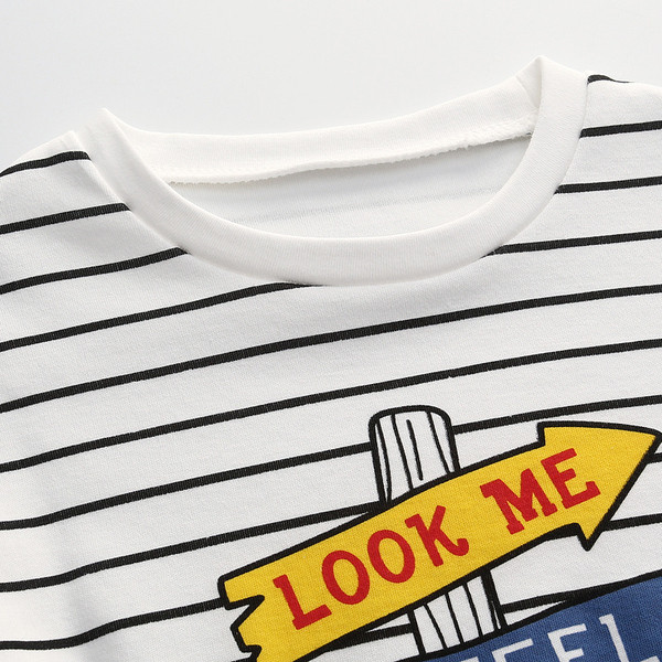 Fehér színű, rátéttel ellátott gyerekblúz fiúknak