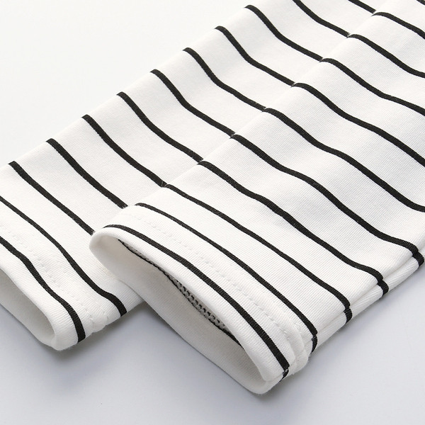 Fehér színű, rátéttel ellátott gyerekblúz fiúknak