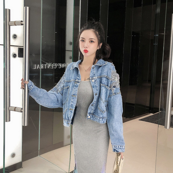 Női széles farmerdzseki kék színben, 3D elemmel