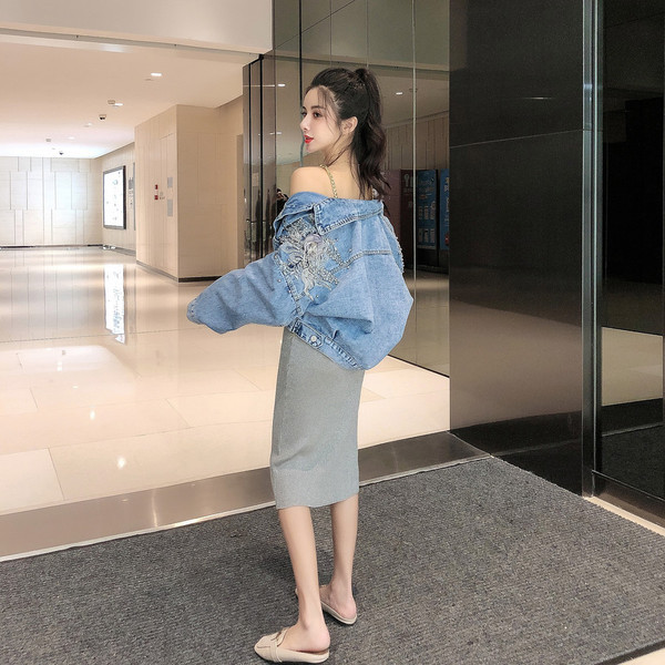 Női széles farmerdzseki kék színben, 3D elemmel