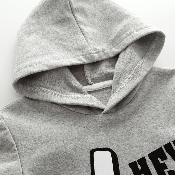 Gyerek blúz fiúknak szürke színben kapucnival és rátéttel