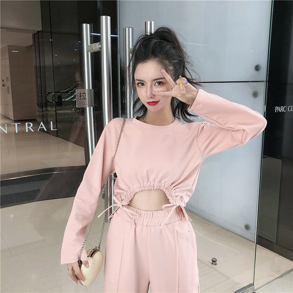 Női lezser szett rövid blúzból és széles nadrágból