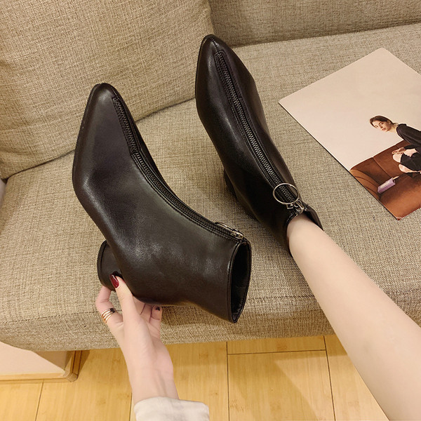 Cizme de dama stilate cu fermoar de culoare neagra - doua modele