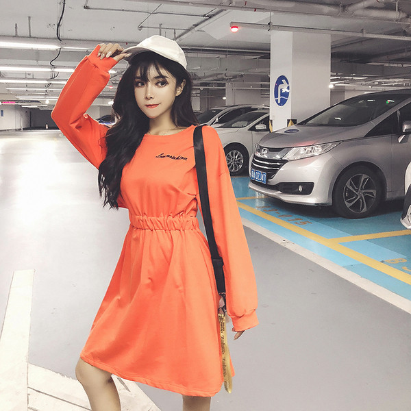 Női kivágott ruha gumírozott derékkal és hosszú ujjal