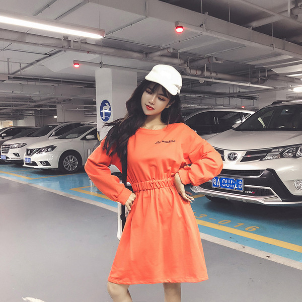 Női kivágott ruha gumírozott derékkal és hosszú ujjal