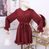 Alkalmi női ruha övvel és spitz nyakkivágással több színben