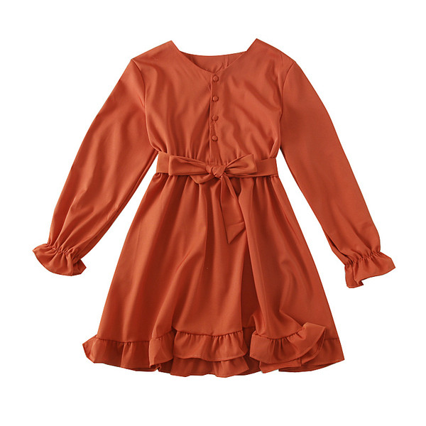 Alkalmi női ruha övvel és spitz nyakkivágással több színben