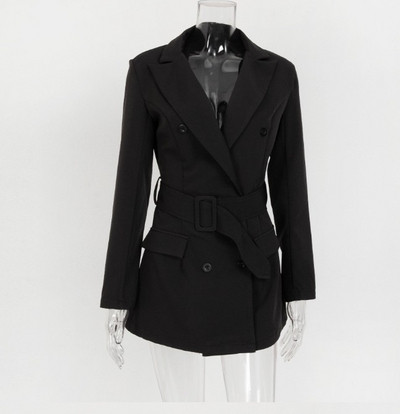 Stílusos női kabát fekete, rózsaszín és fehér övvel