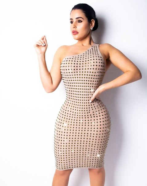 Κομψό γυναικείο εξώπλατο  φόρεμα με πέτρες σε μαύρο και μπεζ χρώμα