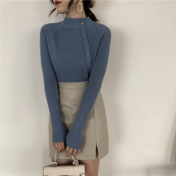 Modern női blúz különböző színű gombokkal