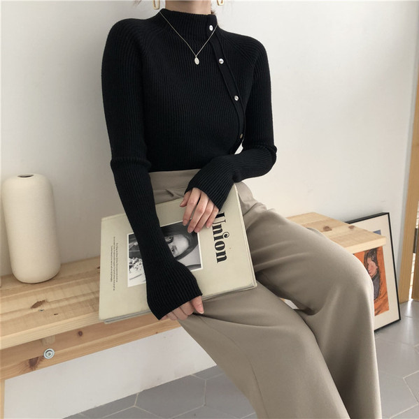 Modern női blúz különböző színű gombokkal