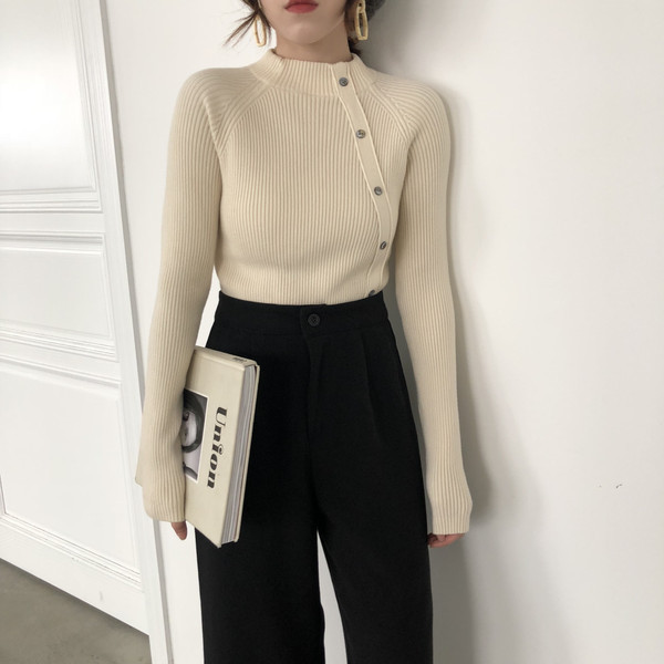 Modern női blúz különböző színű gombokkal