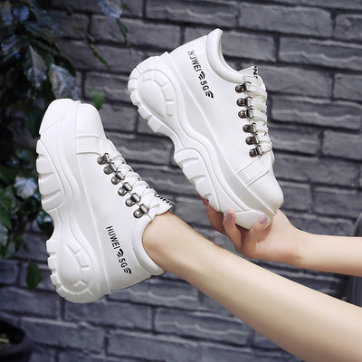 Καθημερινά γυναικεία παπούτσια με λευκά και μαύρα γράμματα