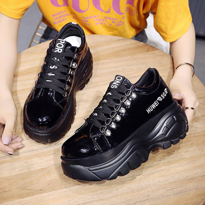 Alkalmi női tornacipő fehér és fekete felirattal