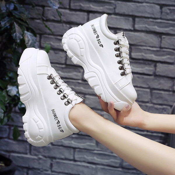 Alkalmi női tornacipő fehér és fekete felirattal