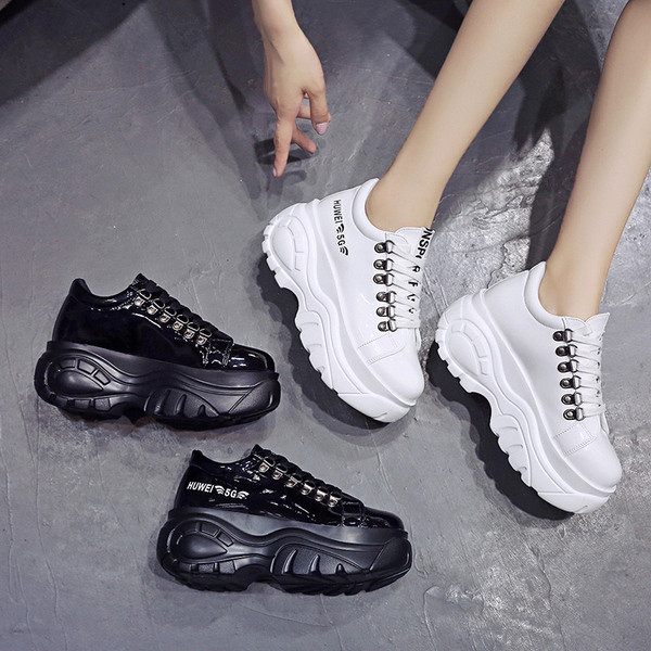 Alkalmi női tornacipő fehér és fekete felirattal