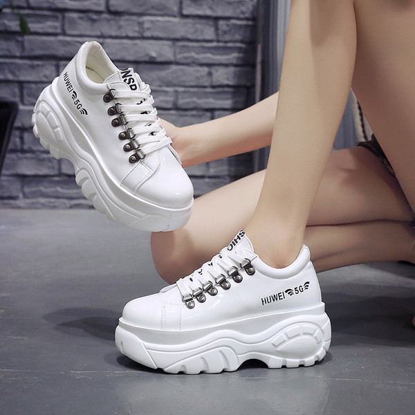 Alkalmi női tornacipő fehér és fekete felirattal