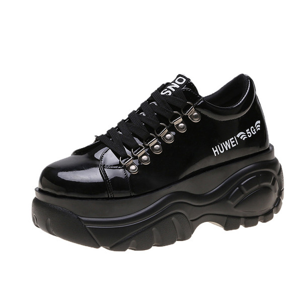 Alkalmi női tornacipő fehér és fekete felirattal