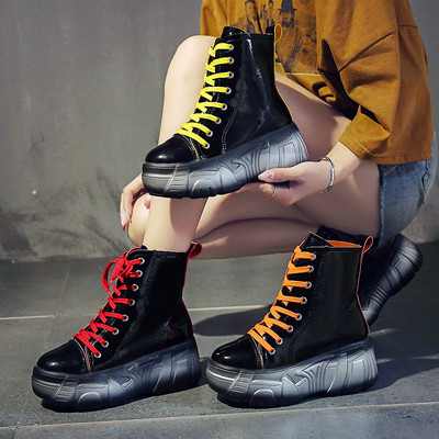 Νέες γυναικείες μπότες μοντέλου με πολύχρωμους δεσμούς και ψηλή σόλα