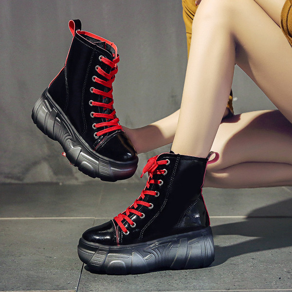 Női csizma új modellje színes fűzővel és magas talppal