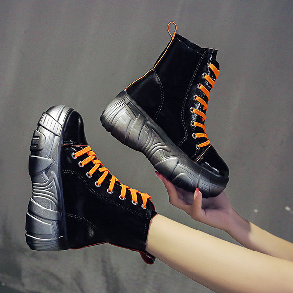 Női csizma új modellje színes fűzővel és magas talppal