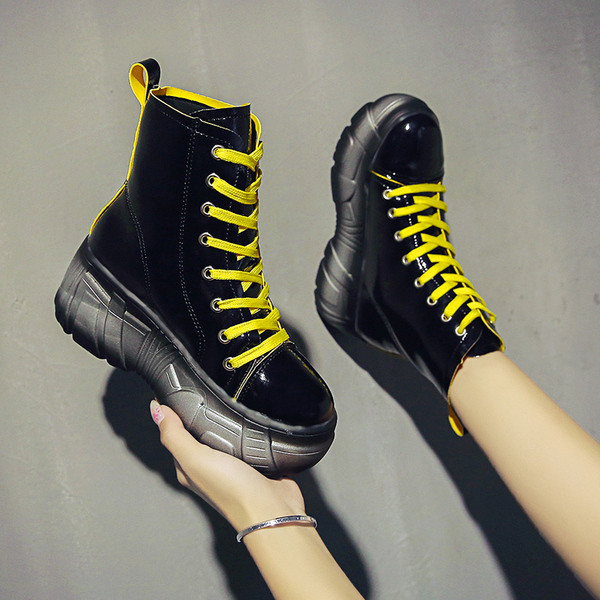 Női csizma új modellje színes fűzővel és magas talppal