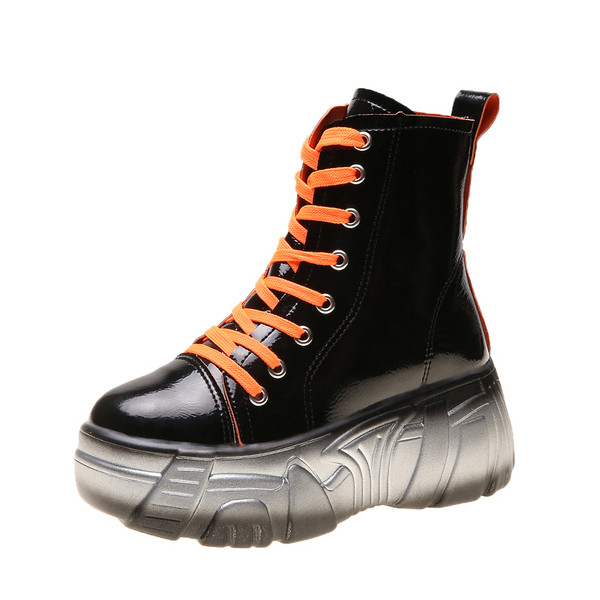 Női csizma új modellje színes fűzővel és magas talppal