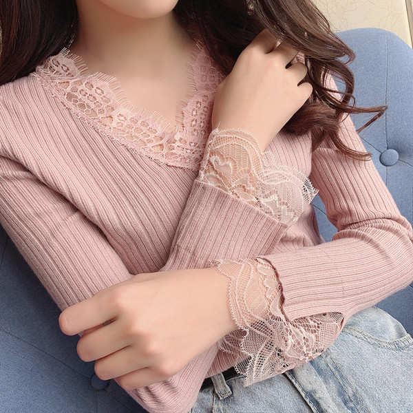 Μοντέρνα γυναικεία μπλούζα με δαντέλα και λαιμόκοψη σε διάφορα χρώματα