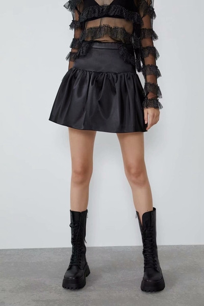 Fekete színű rövid női szoknya - szabású modell