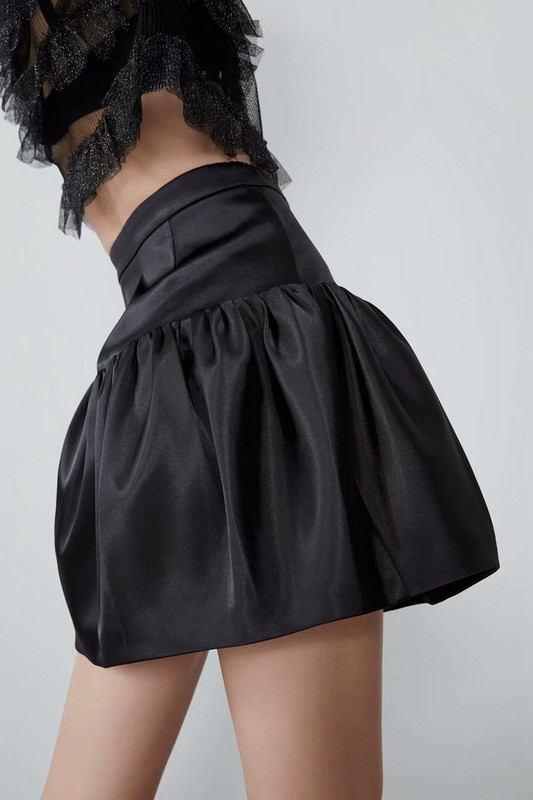 Fekete színű rövid női szoknya - szabású modell