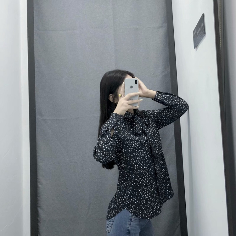 Cămașă de damă - un model clasic într-o culoare închisă