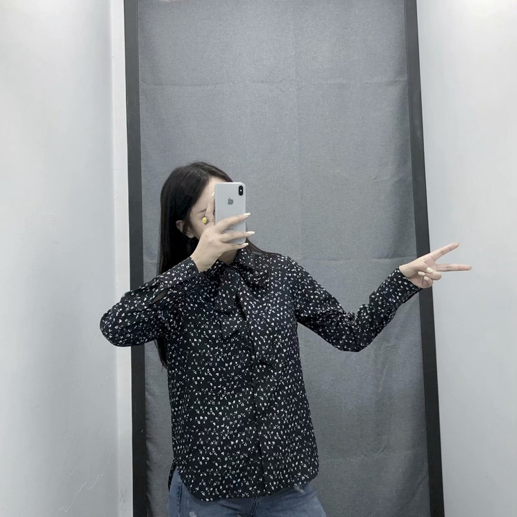 Cămașă de damă - un model clasic într-o culoare închisă