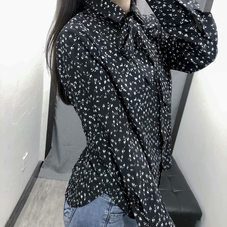 Cămașă de damă - un model clasic într-o culoare închisă