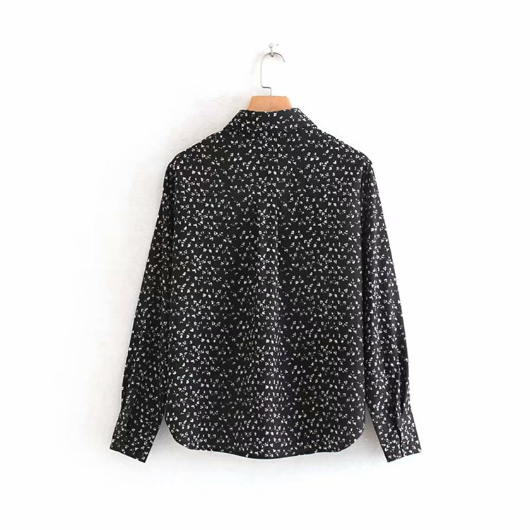 Cămașă de damă - un model clasic într-o culoare închisă