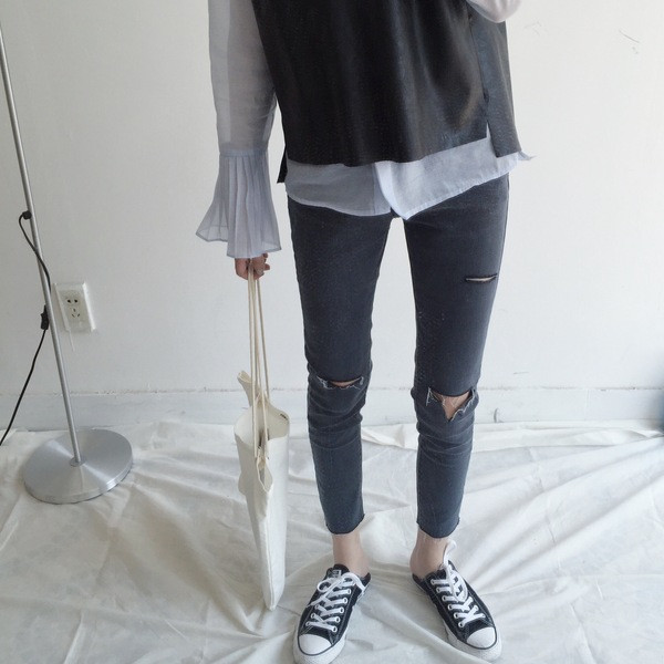 Alkalmi női farmer Karcsú modell magas derékkal, szakadt motívumokkal