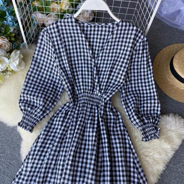 Modern női kockás ruha V-nyakkal