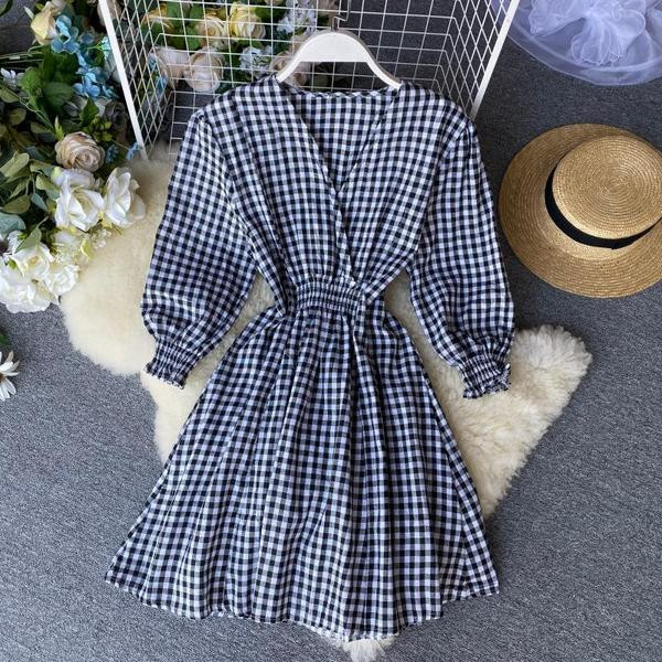 Modern női kockás ruha V-nyakkal