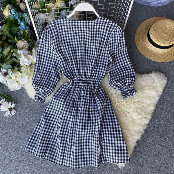 Modern női kockás ruha V-nyakkal