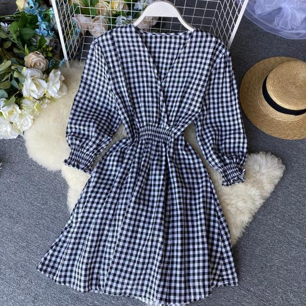 Modern női kockás ruha V-nyakkal