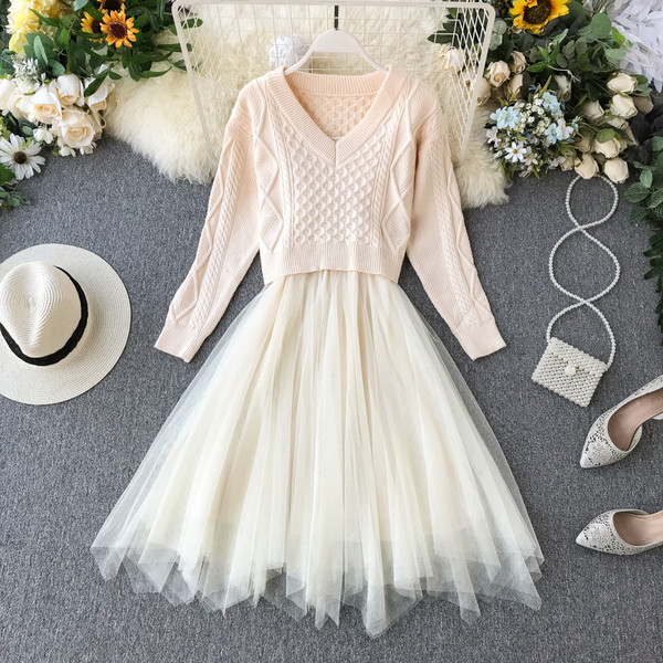 Őszi női szett, mely egy pulóvert és egy bézs tüllruhát tartalmaz