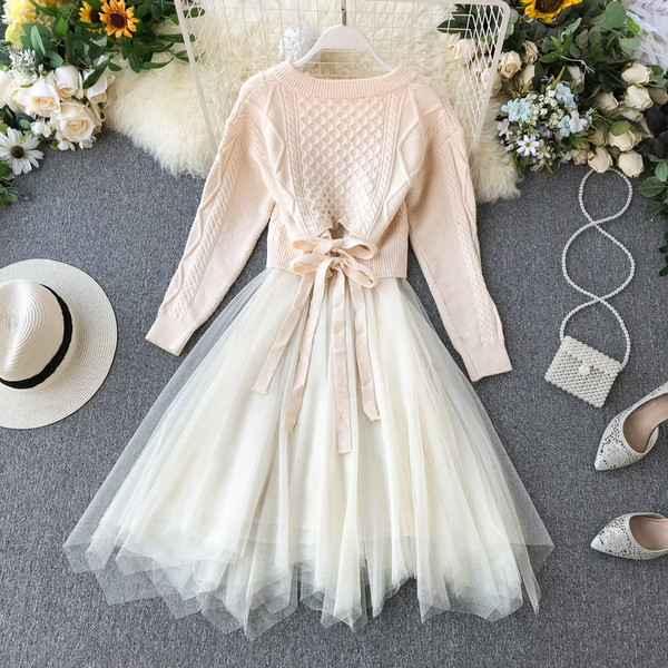 Őszi női szett, mely egy pulóvert és egy bézs tüllruhát tartalmaz